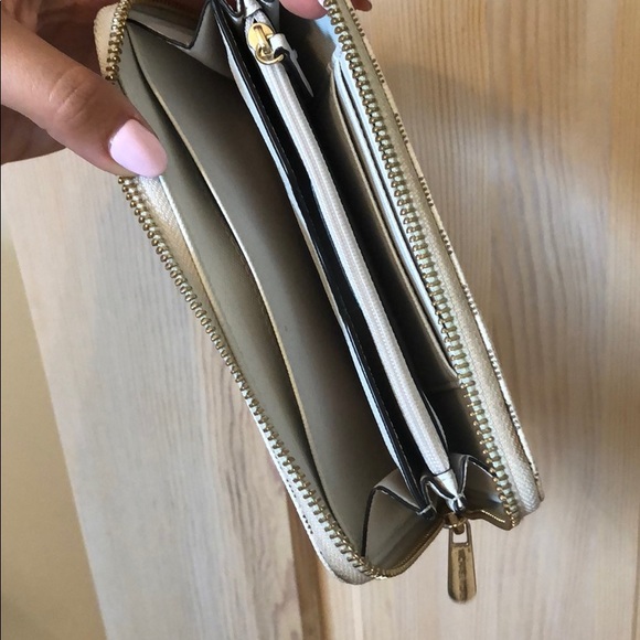 Small white MK wallet excellent condition - Picture 2 of 6